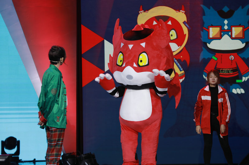 LGD十周年品牌升级焕然一新，队员身着唐装亮相尽显杭州古城风范